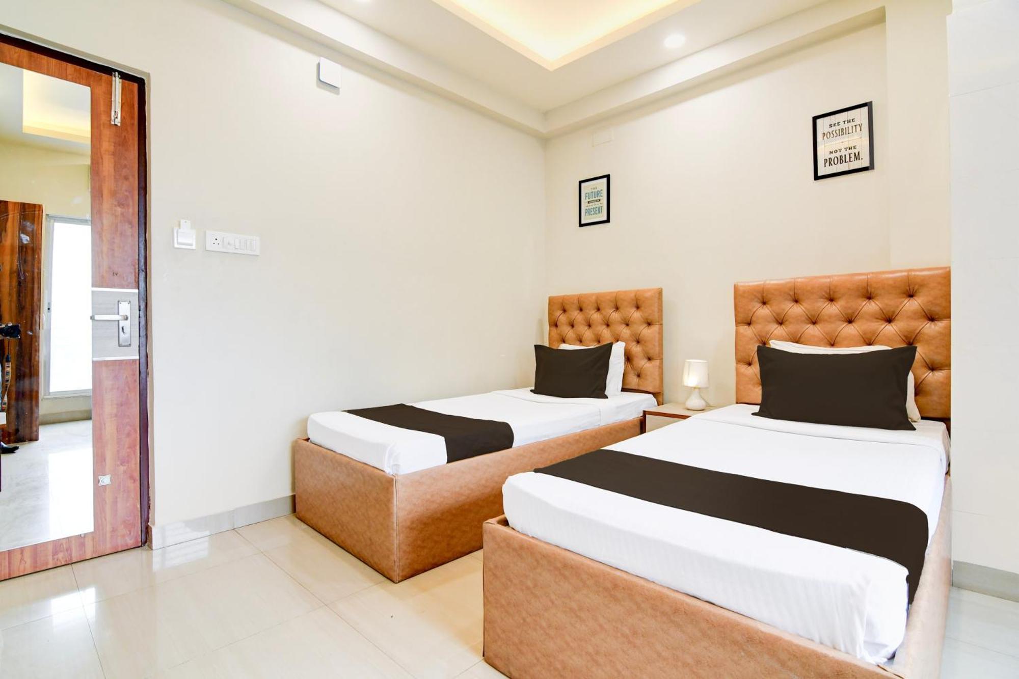Super Townhouse Kaikhali Near Airport Hotel Kolkata Exterior photo