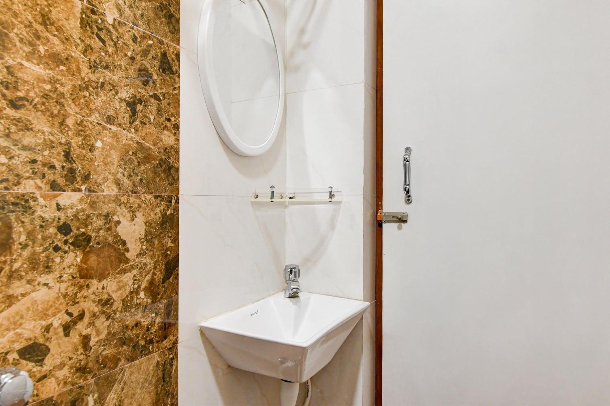 Super Townhouse Kaikhali Near Airport Hotel Kolkata Exterior photo
