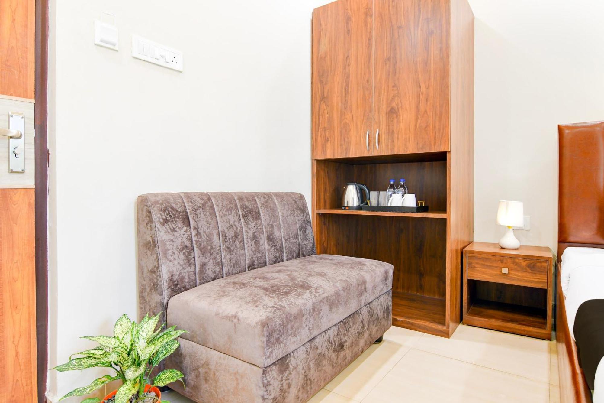 Super Townhouse Kaikhali Near Airport Hotel Kolkata Exterior photo