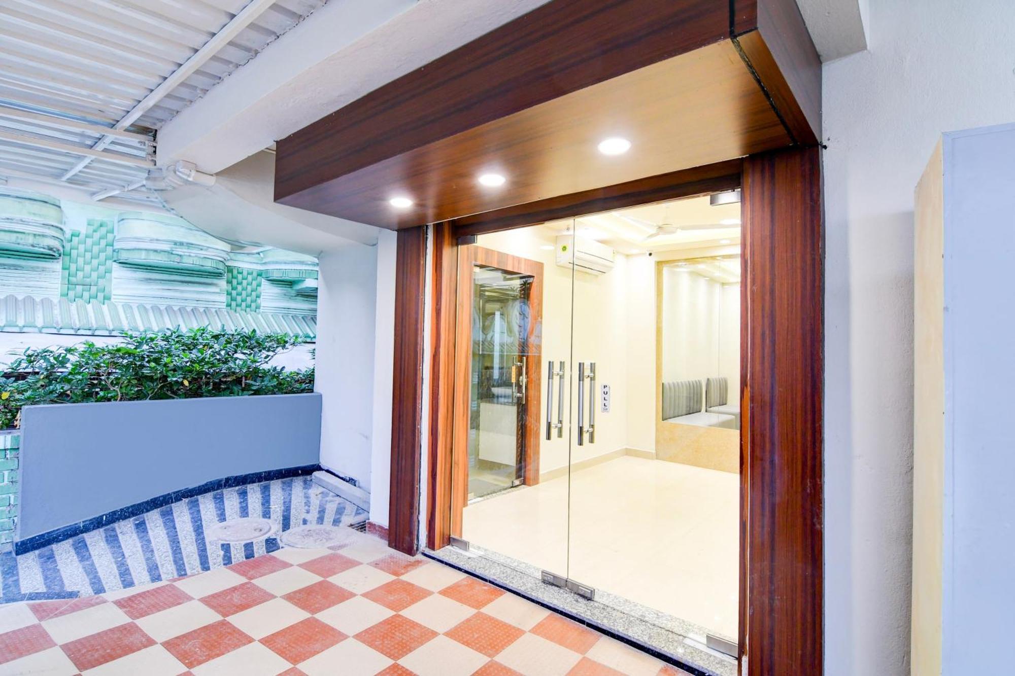 Super Townhouse Kaikhali Near Airport Hotel Kolkata Exterior photo