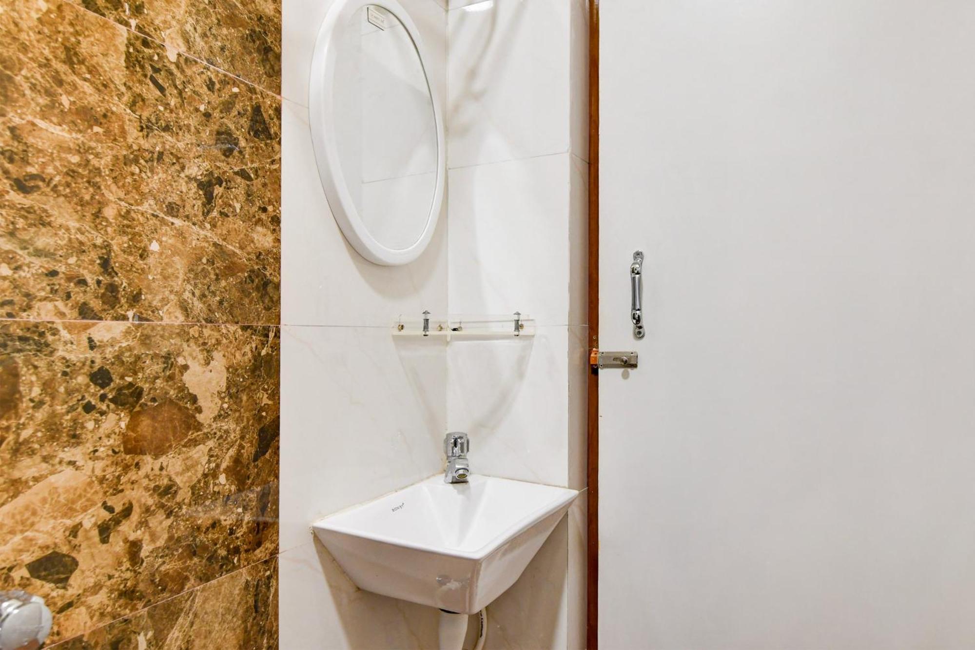 Super Townhouse Kaikhali Near Airport Hotel Kolkata Exterior photo