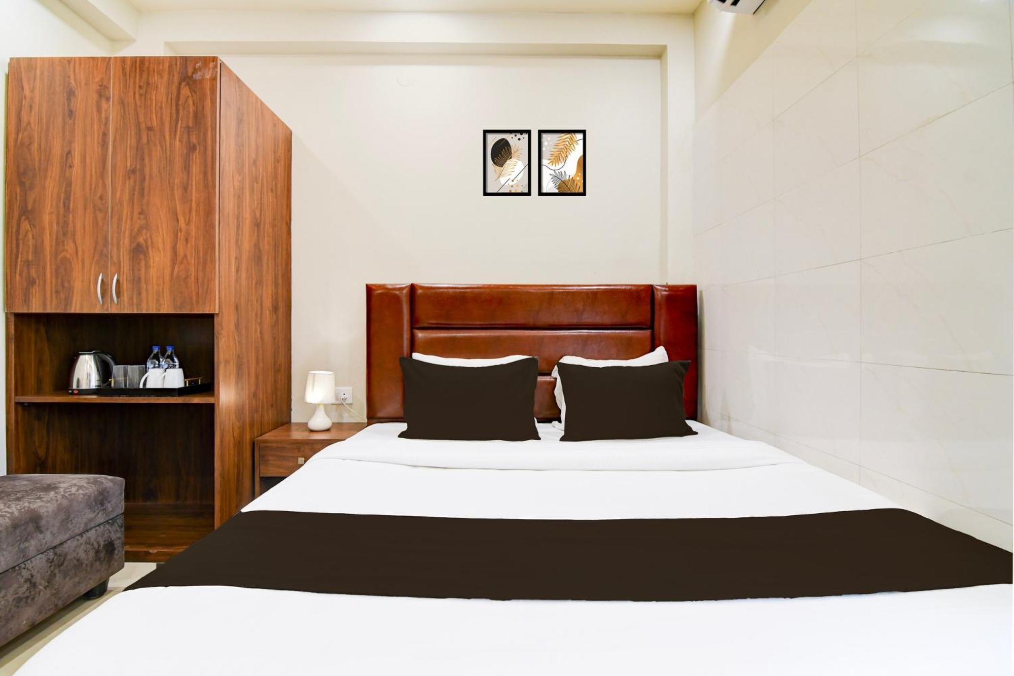 Super Townhouse Kaikhali Near Airport Hotel Kolkata Exterior photo