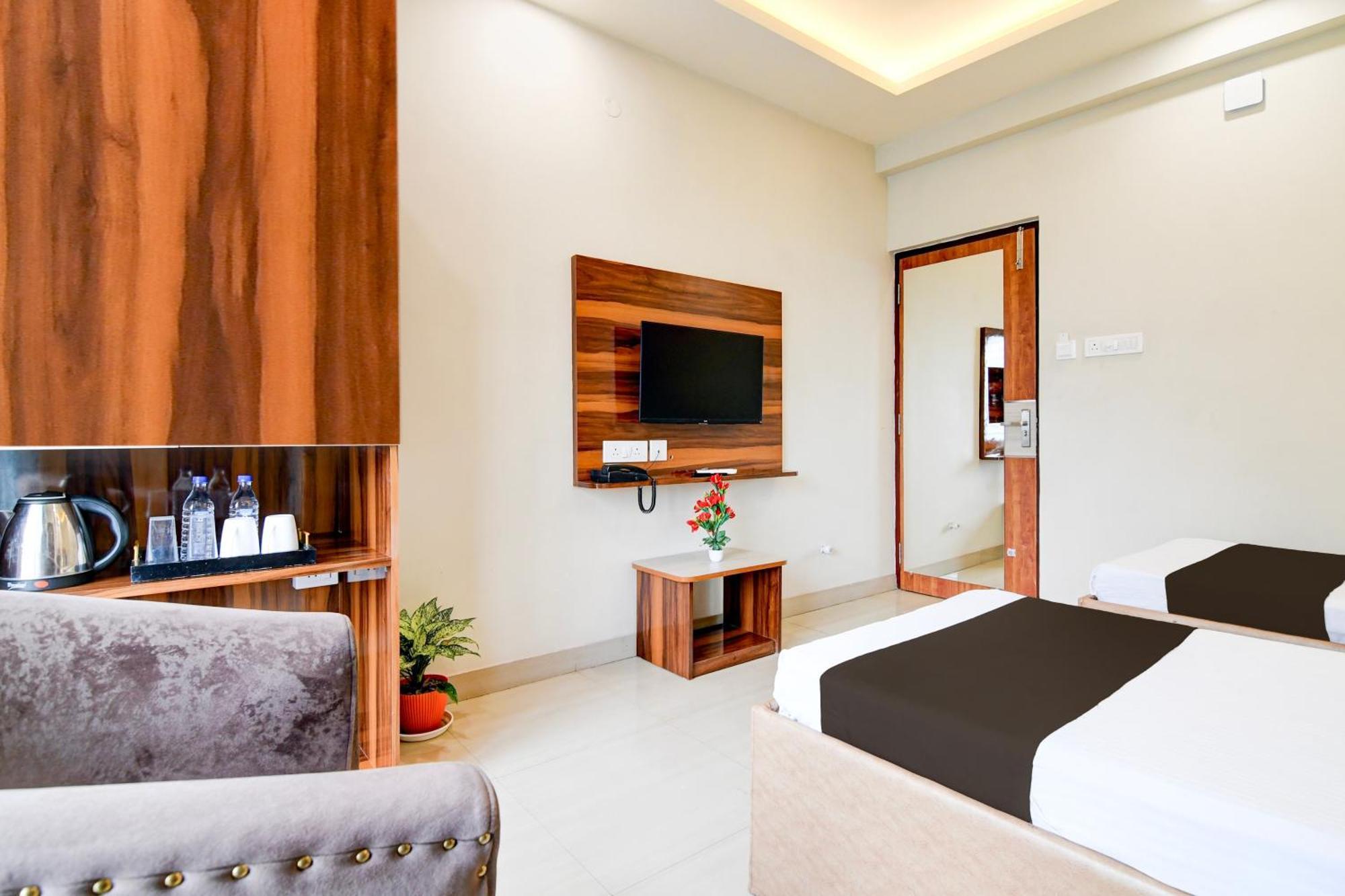 Super Townhouse Kaikhali Near Airport Hotel Kolkata Exterior photo