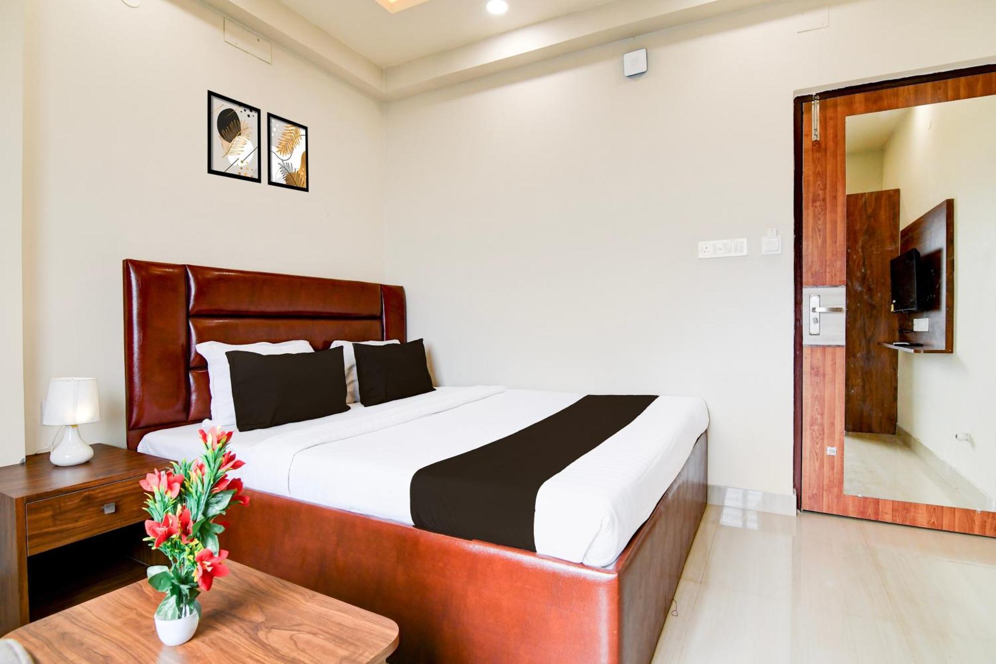 Super Townhouse Kaikhali Near Airport Hotel Kolkata Exterior photo
