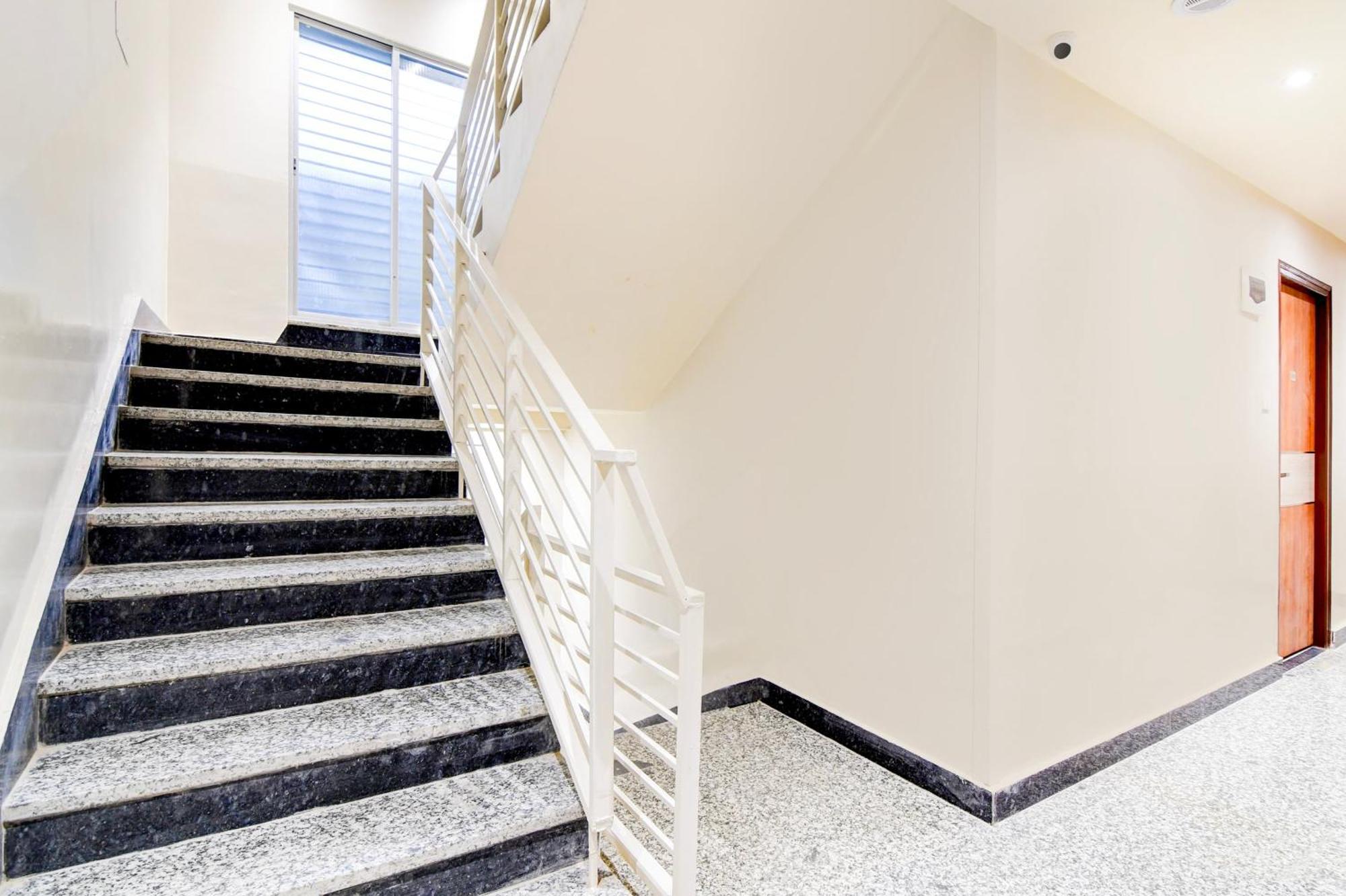 Super Townhouse Kaikhali Near Airport Hotel Kolkata Exterior photo