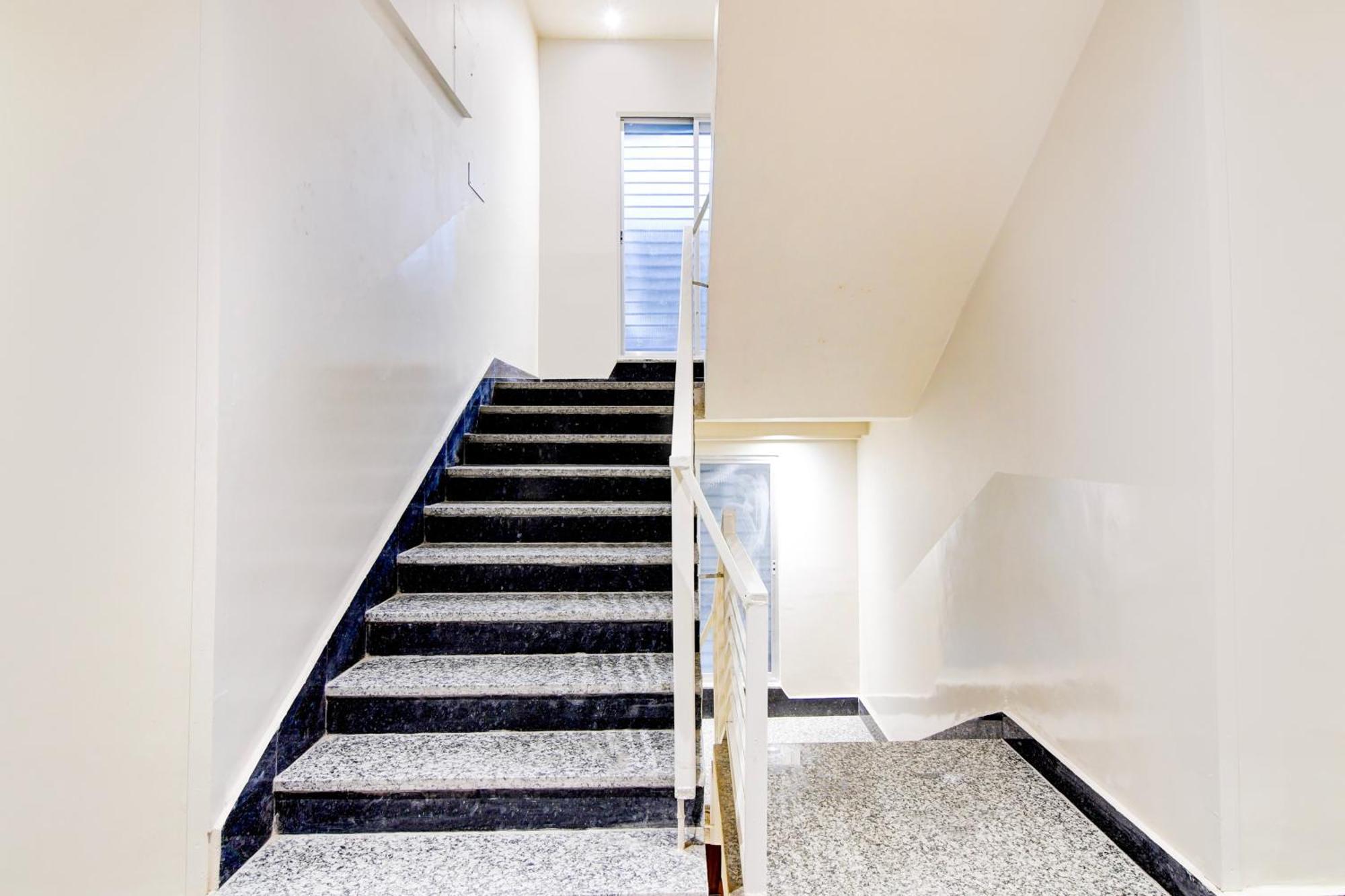 Super Townhouse Kaikhali Near Airport Hotel Kolkata Exterior photo