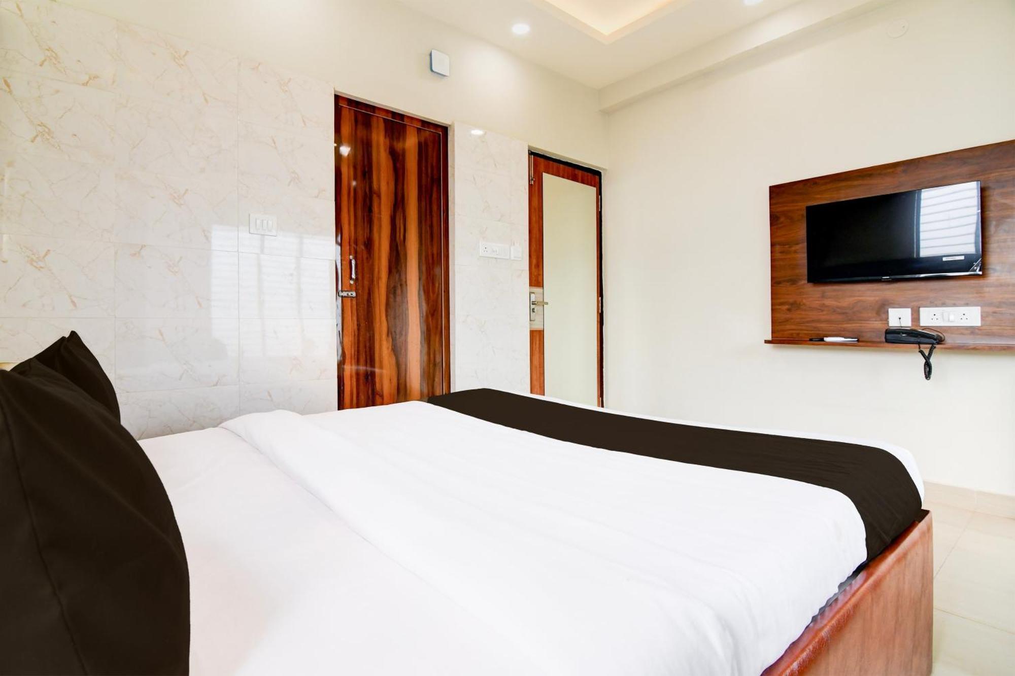 Super Townhouse Kaikhali Near Airport Hotel Kolkata Exterior photo