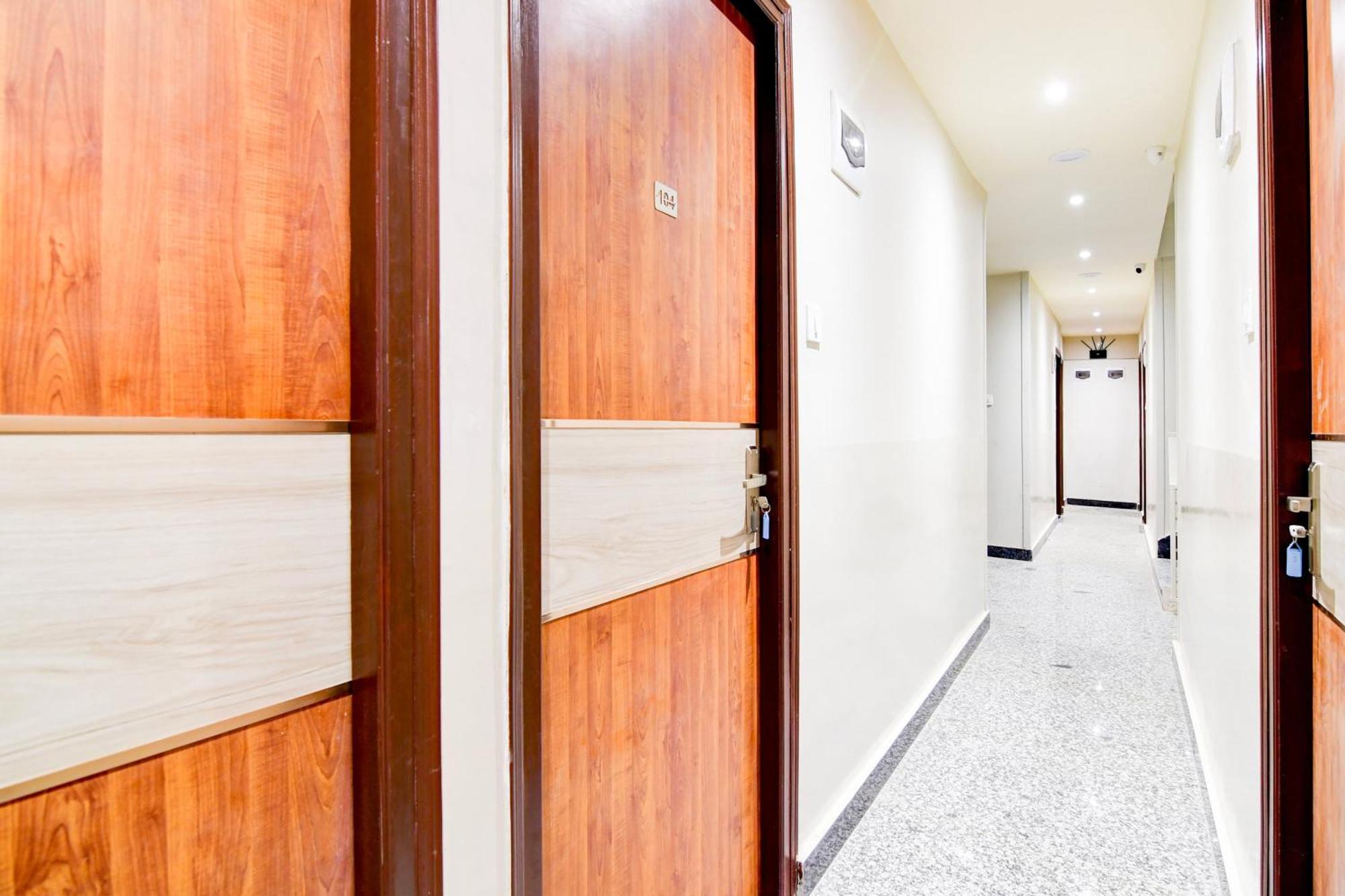 Super Townhouse Kaikhali Near Airport Hotel Kolkata Exterior photo