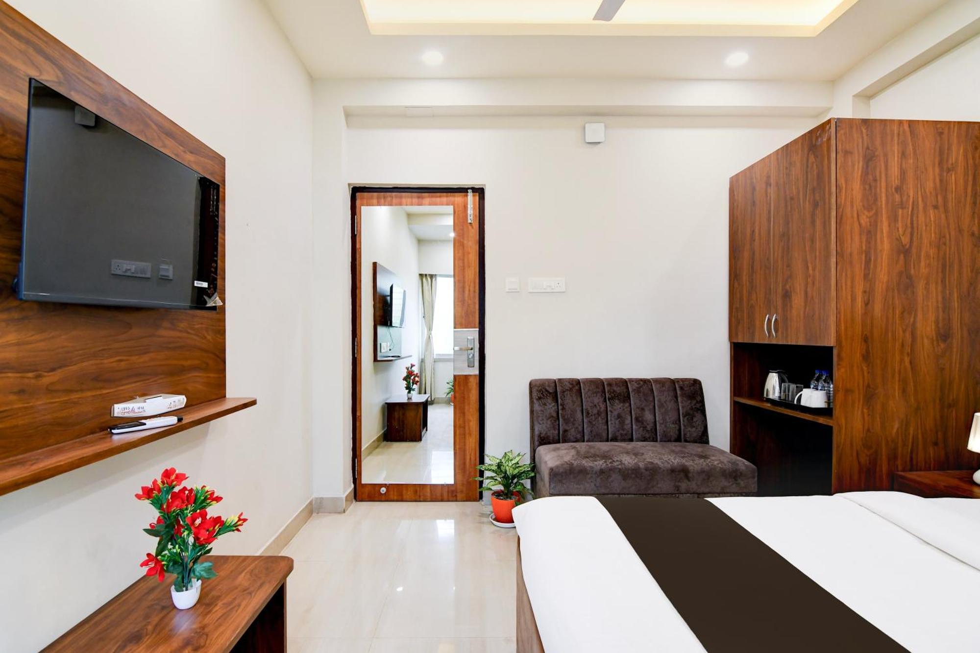 Super Townhouse Kaikhali Near Airport Hotel Kolkata Exterior photo